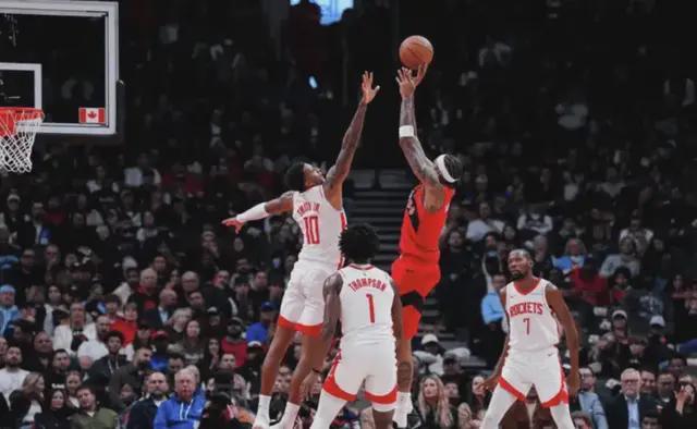 24分钟狂揽10.8板！亚当斯成火箭篮板王，3900万续约太超值