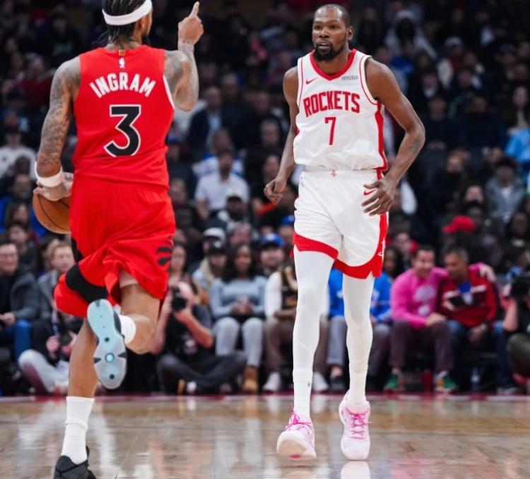 火箭36分钟狂揽20板！亚当斯13前场板，饼皇地位受挑战