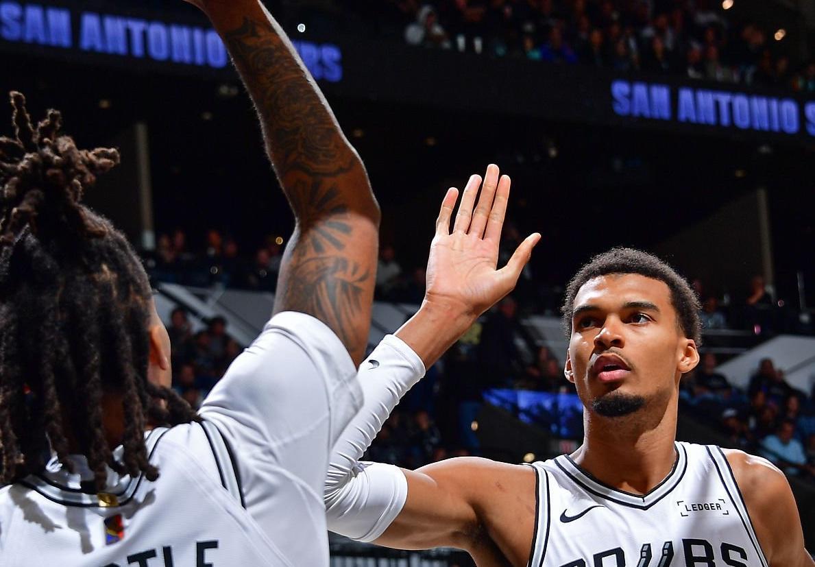 西部格局突变！马刺青年军崛起：文班亚马领衔冲击MVP+最佳防守