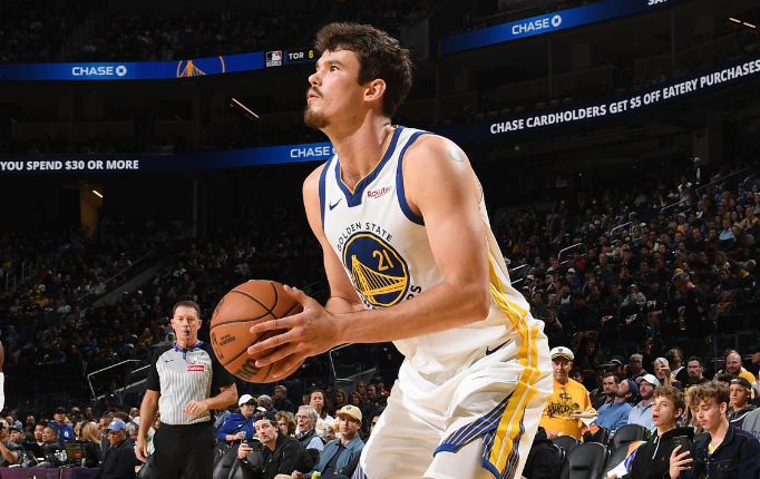 勇士内线新星状态低迷，是否该撤下先发阵容？