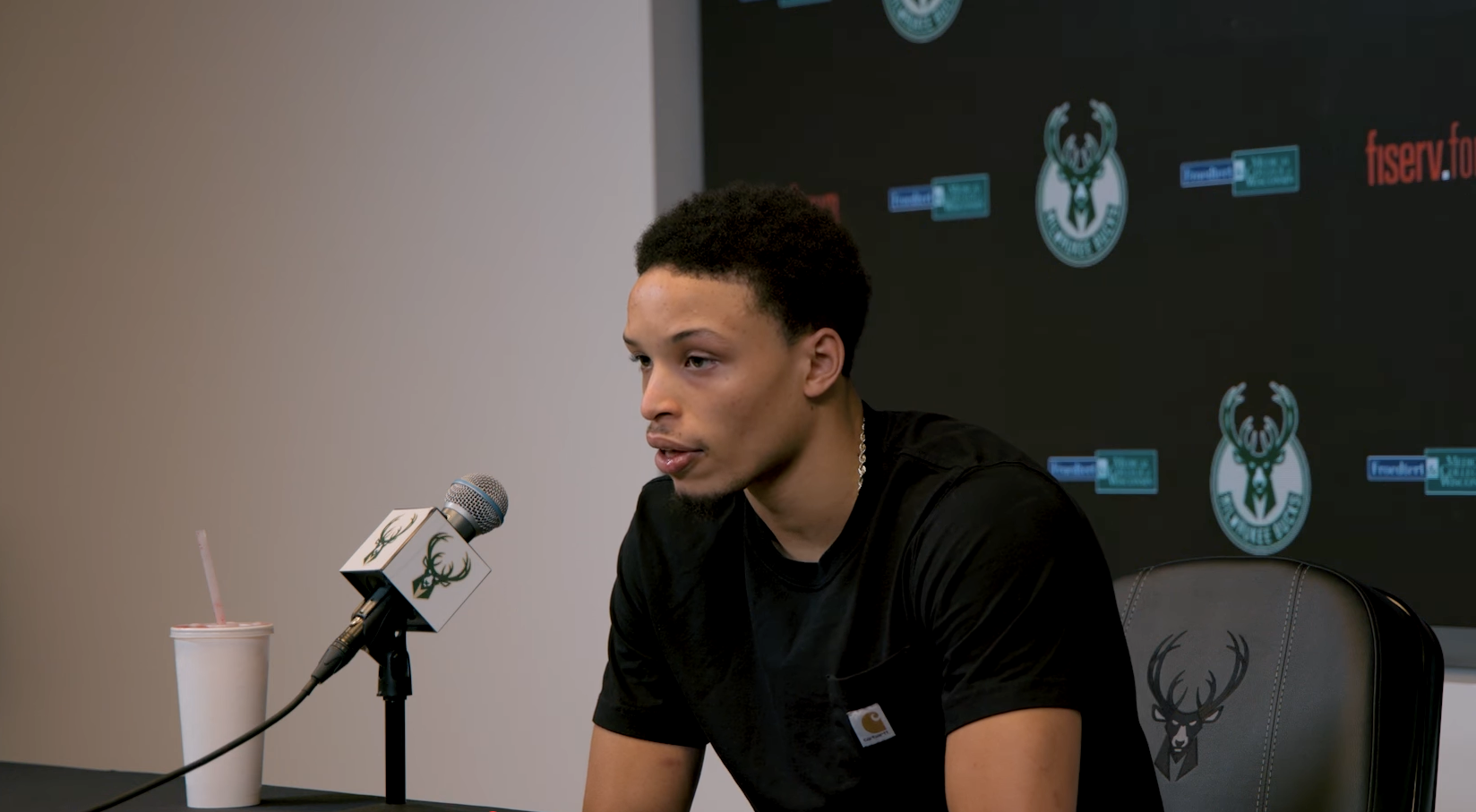 罗林斯狂砍32分创生涯新高，获库里签名球衣直言珍藏