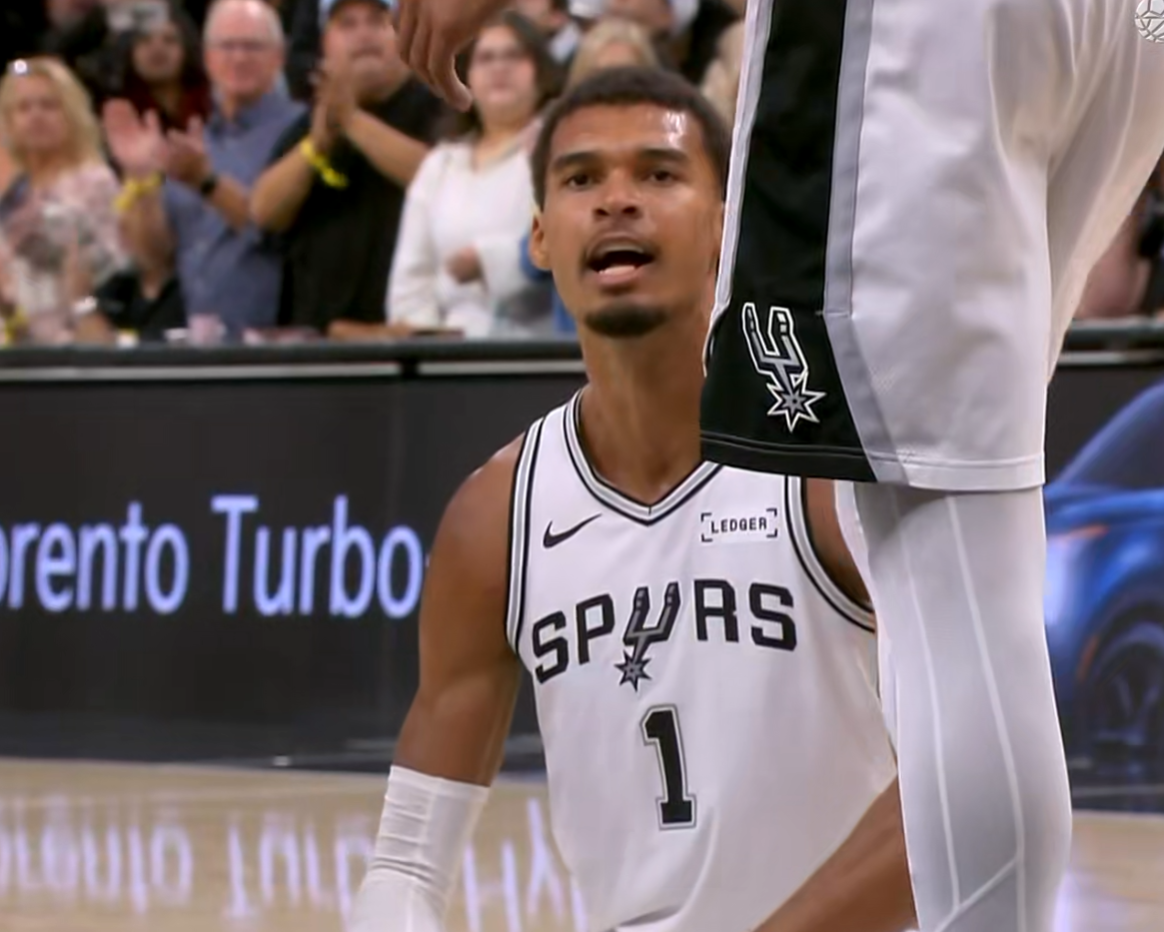 文班亚马27+18+6+5帽！带队5连胜创队史，冲击MVP+DPOY+三王