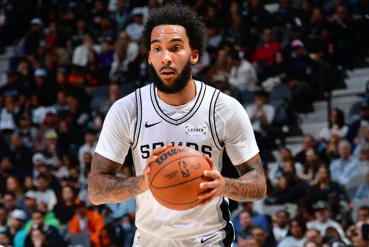 马刺先发小前锋防守提升显著，进攻稳定性成关键挑战