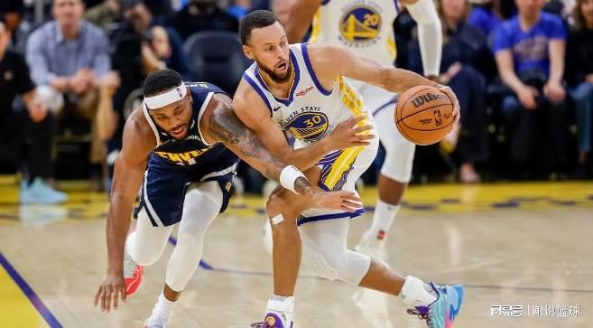 勇士爆冷负雄鹿：库里非全责，中锋低迷，科尔或应启用新星？