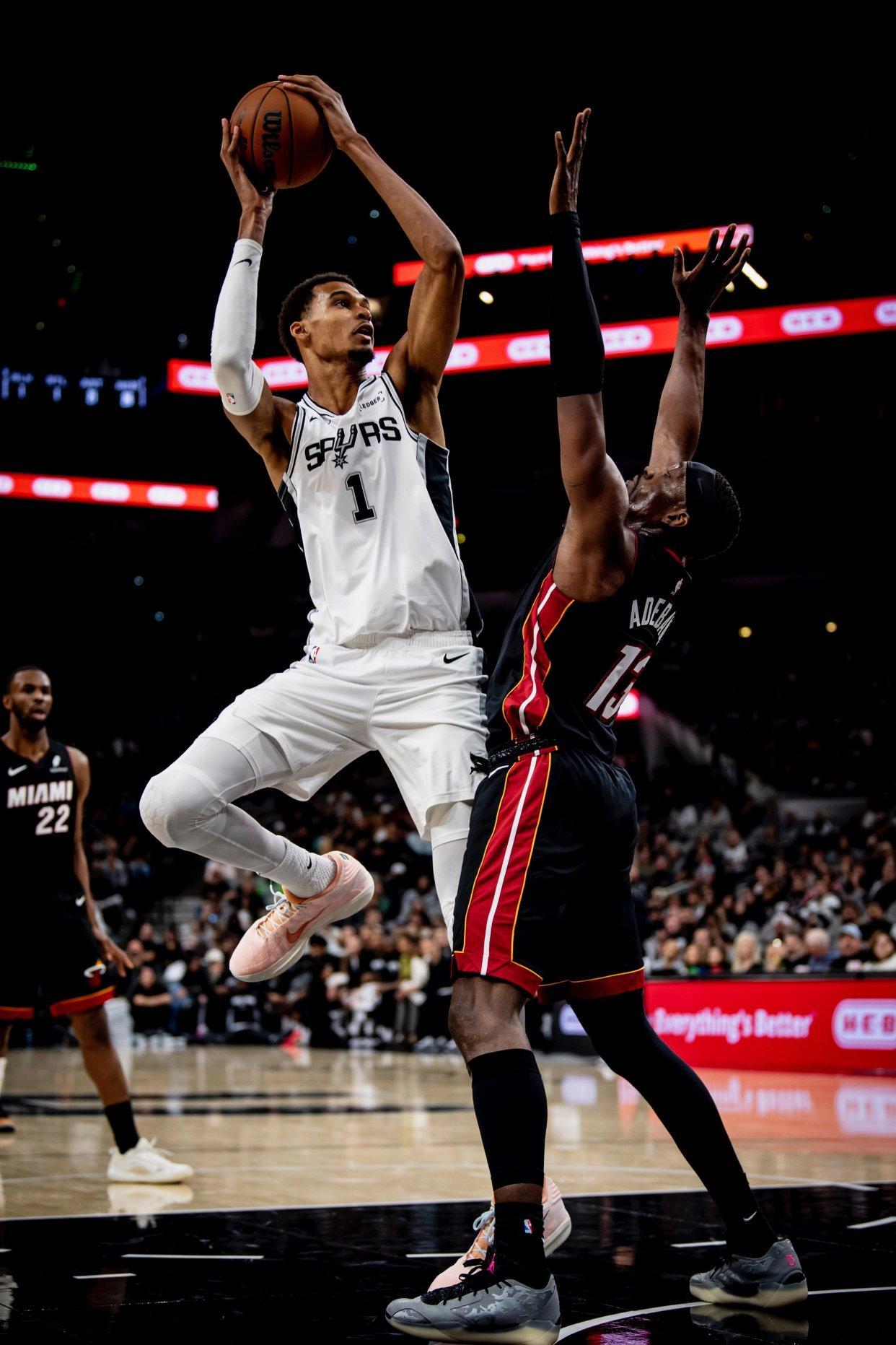 文班亚马27+18+6+5盖帽创历史，马刺5连胜刷新队史纪录