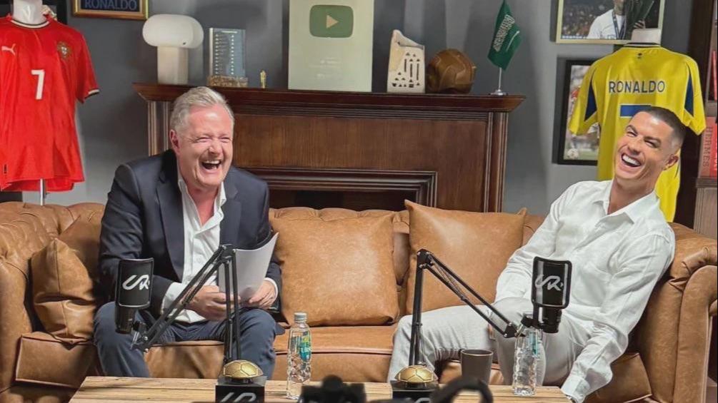 C罗10月30日与皮尔斯·摩根合影，访谈或揭职业生涯新内幕