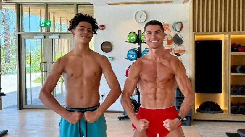 C罗之子迷你罗国青首秀在即，父子同场竞技未来可期？