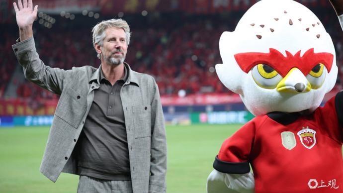 上海足球三连冠！2025中超冠军归属尘埃落定，海港申花终极对决