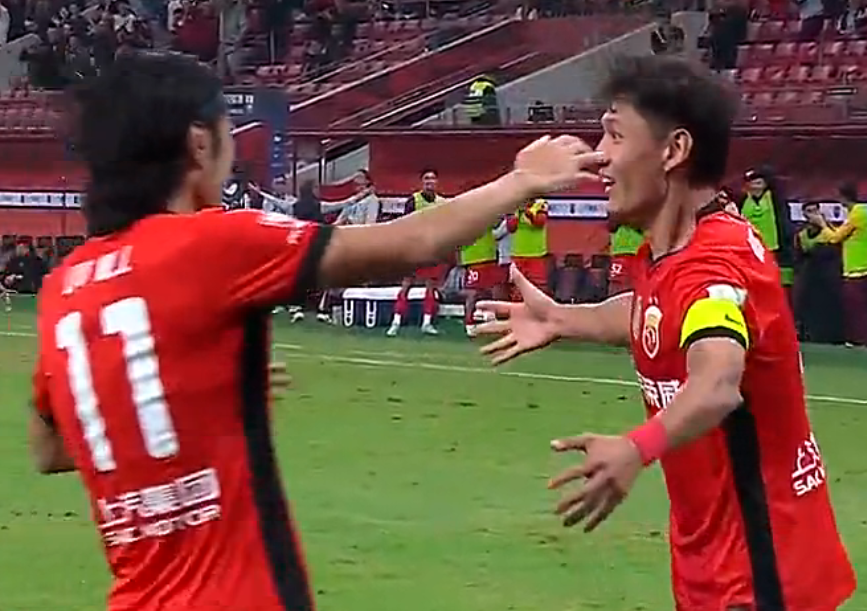 逆境中绽放！上海海港缺兵少将仍3-0胜浙江，争冠形势一片大好