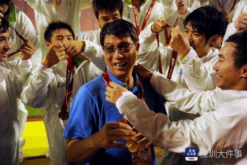 徐根宝挂帅深圳U20男足赛场 教练阵容星光熠熠