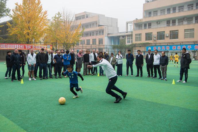 河南郑州：中英足球文化交流 共筑绿茵友谊桥梁