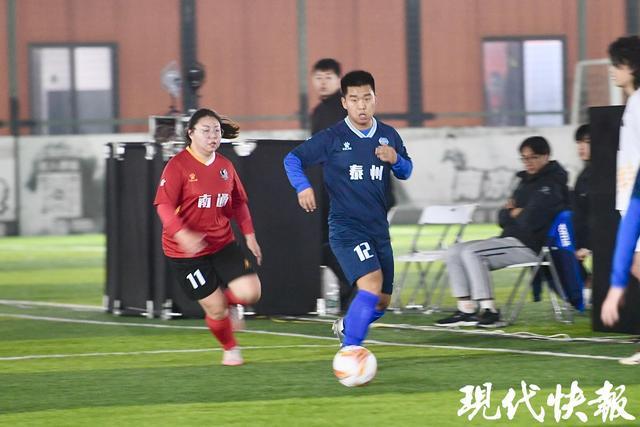 南通泰州球迷8V8对决 苏超决赛前夕足球狂欢引关注