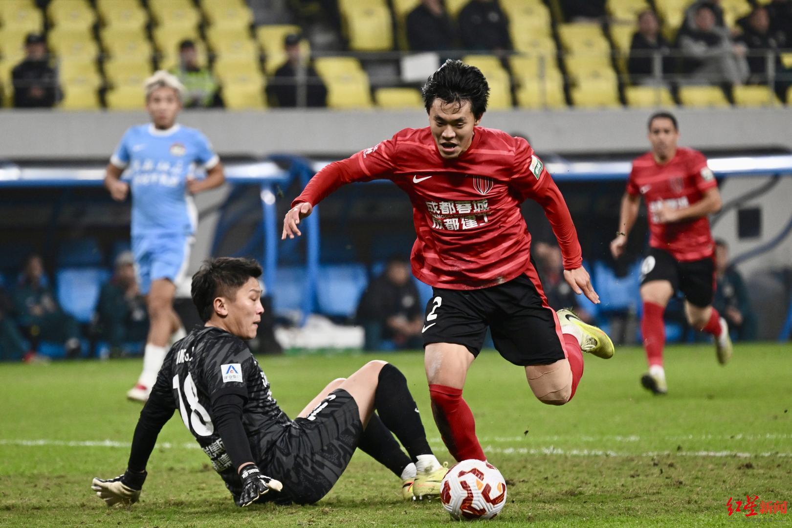 成都蓉城主场1-2惜败河南队，拜仁传奇皮萨罗盛赞凤凰山球场