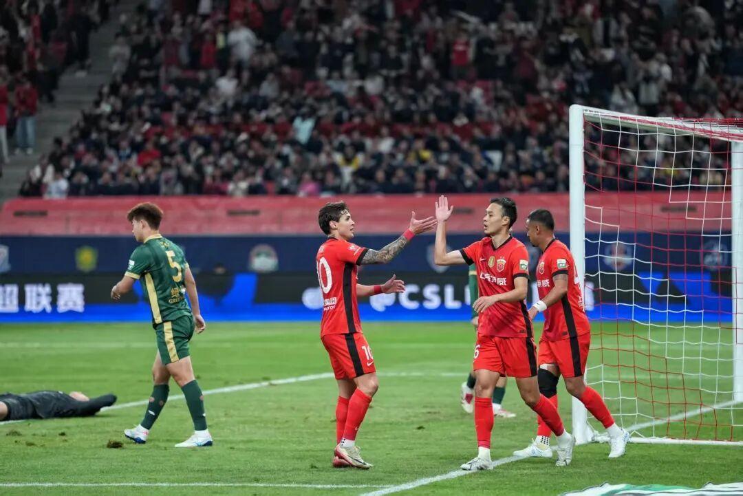 中超第29轮：上海海港3-0完胜浙江绿城，领跑积分榜