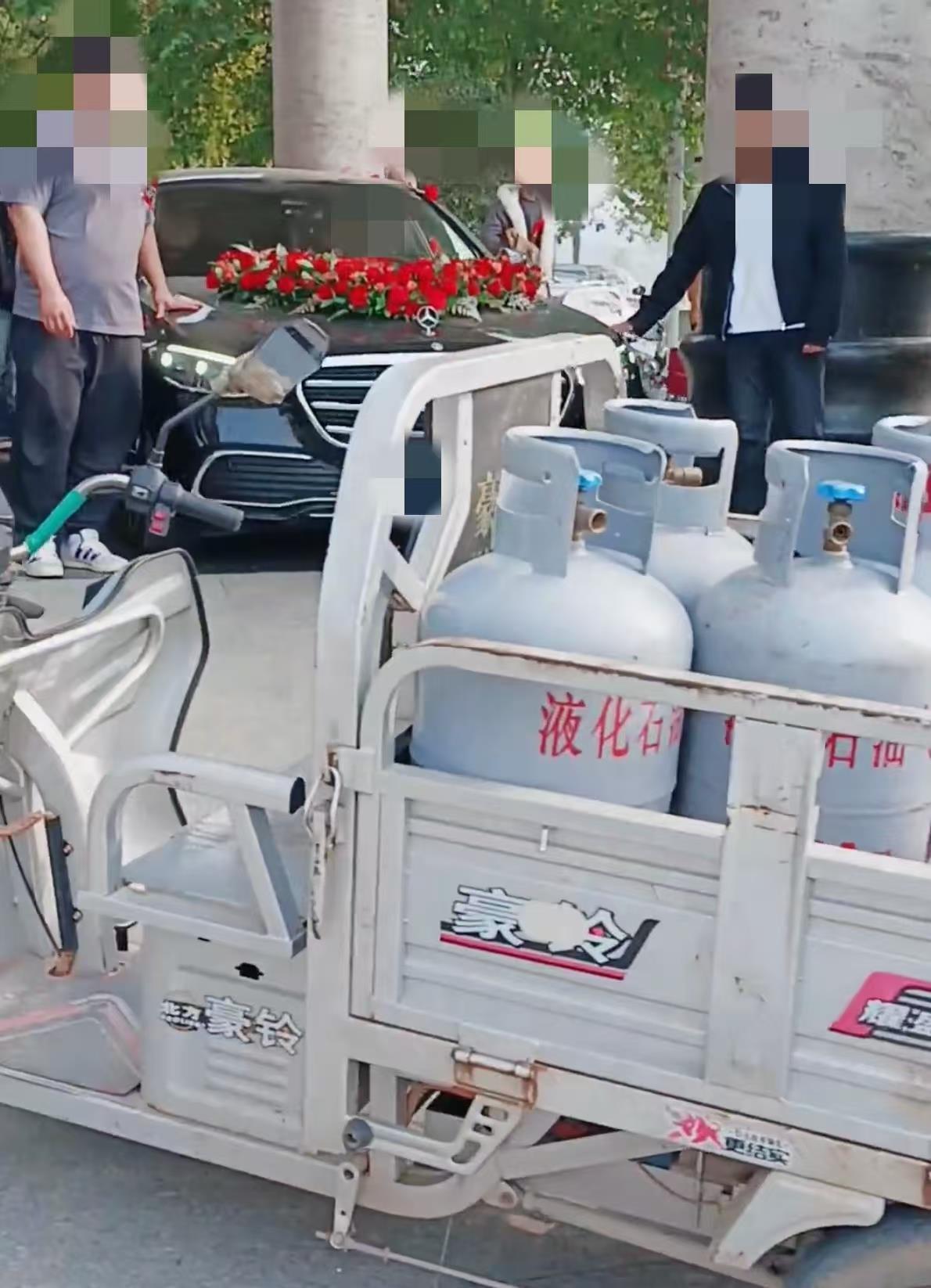 河南巩义男子拉6个液化气罐拦婚车 警方回应：精神异常正在处理
