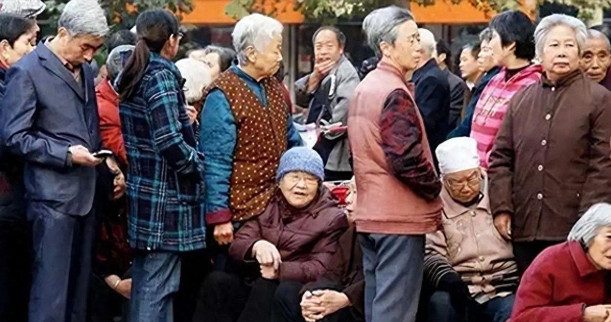 中国人口死亡高峰将至，专家揭秘三大核心诱因