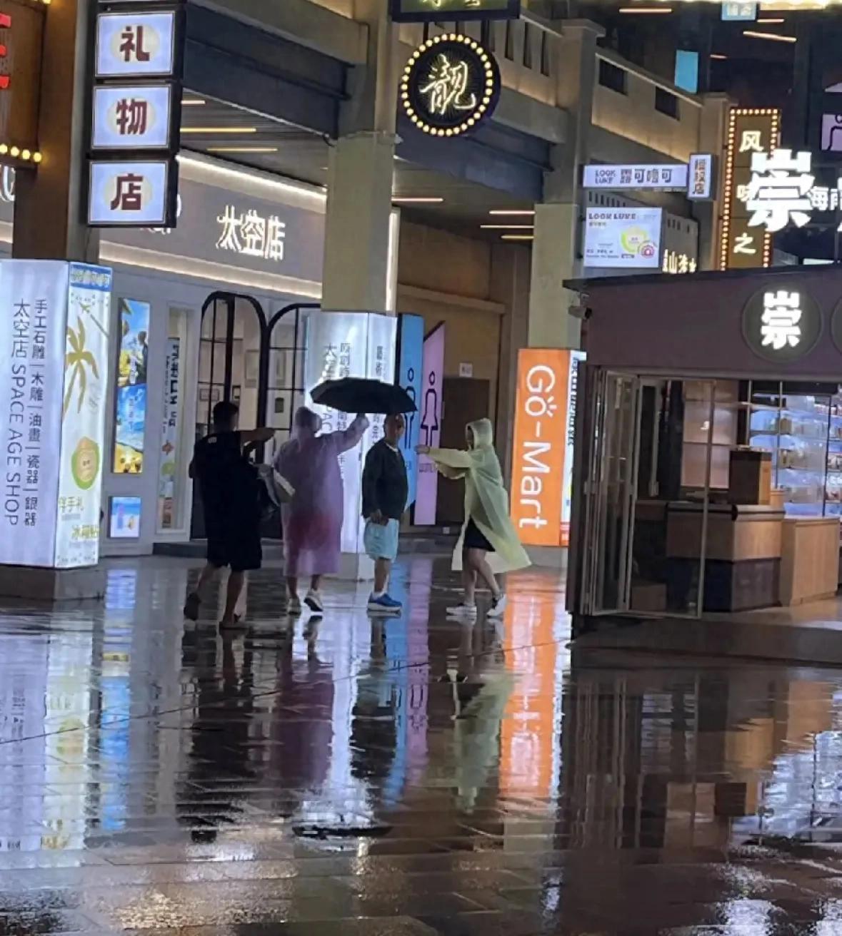 海南偶遇赵本山度假，雨中休闲逛街尽显从容气派