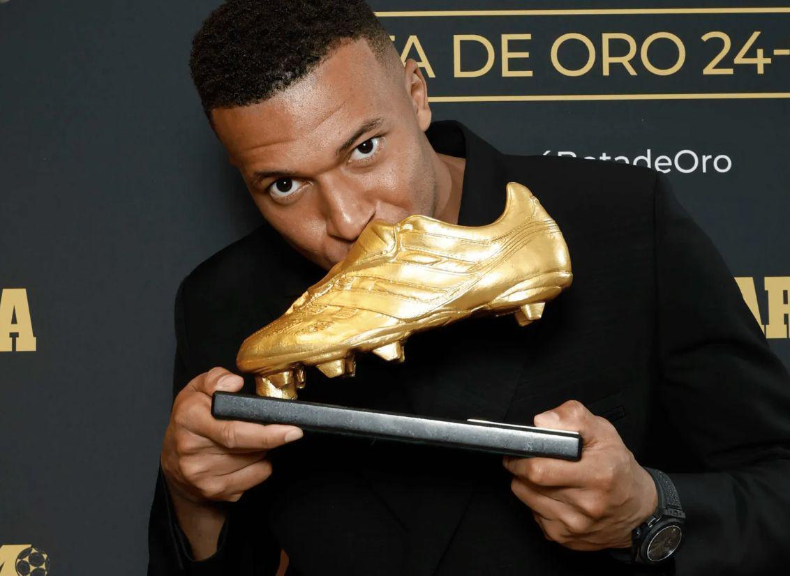 姆巴佩1天斩获2大奖！五大联赛表现亮眼，自谦难追C罗传奇