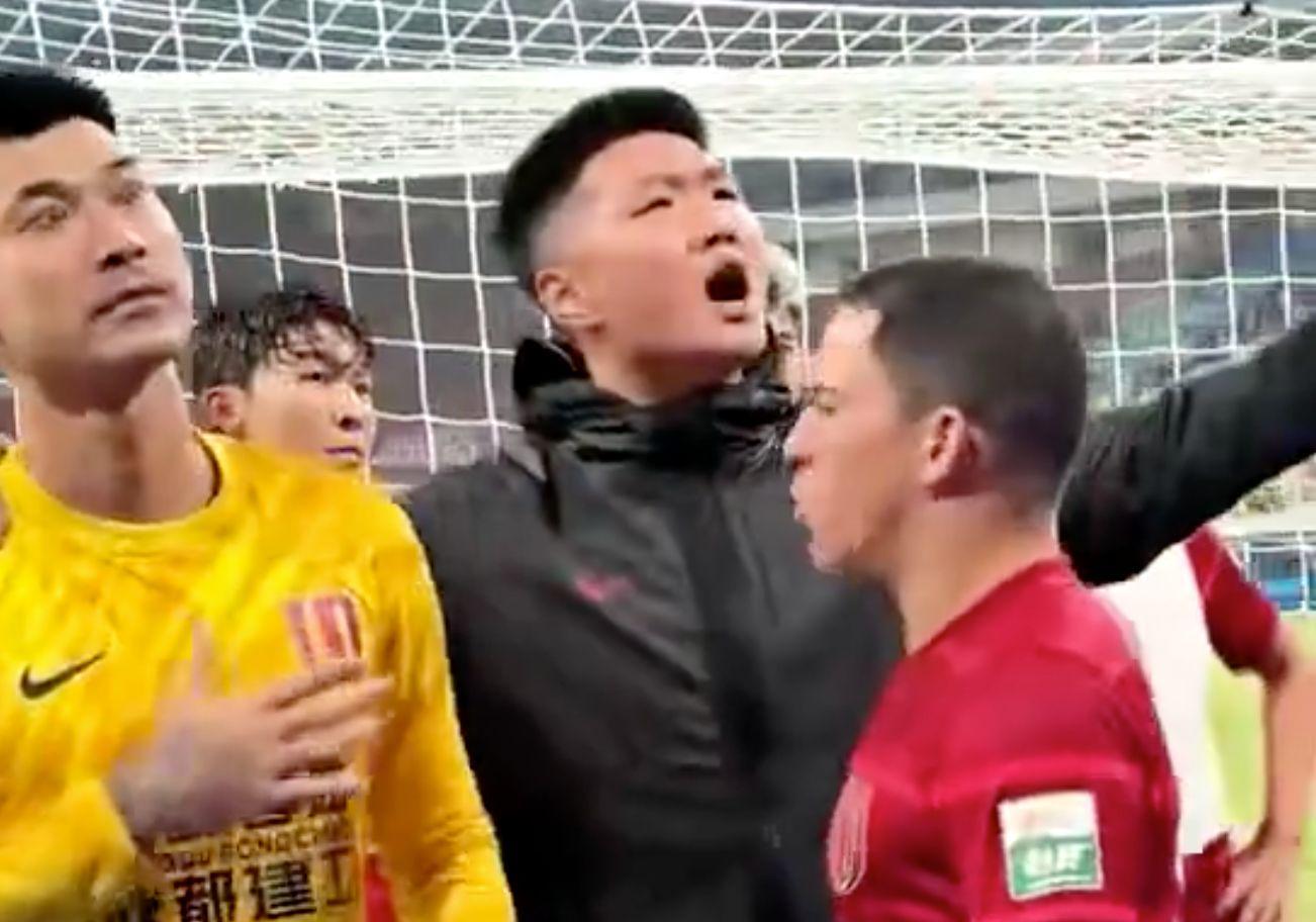 蓉城门将蹇韬赛后怒怼球迷：输球又何妨？韦世豪紧急拦阻