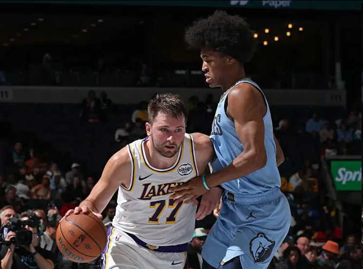 东契奇狂砍44分创四大纪录 湖人虽败犹荣 里夫斯幽默回应