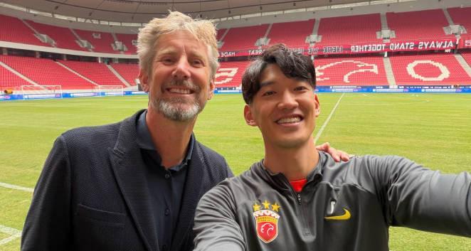 颜骏凌与范德萨同框合影，激动发文：这一切都是值得的