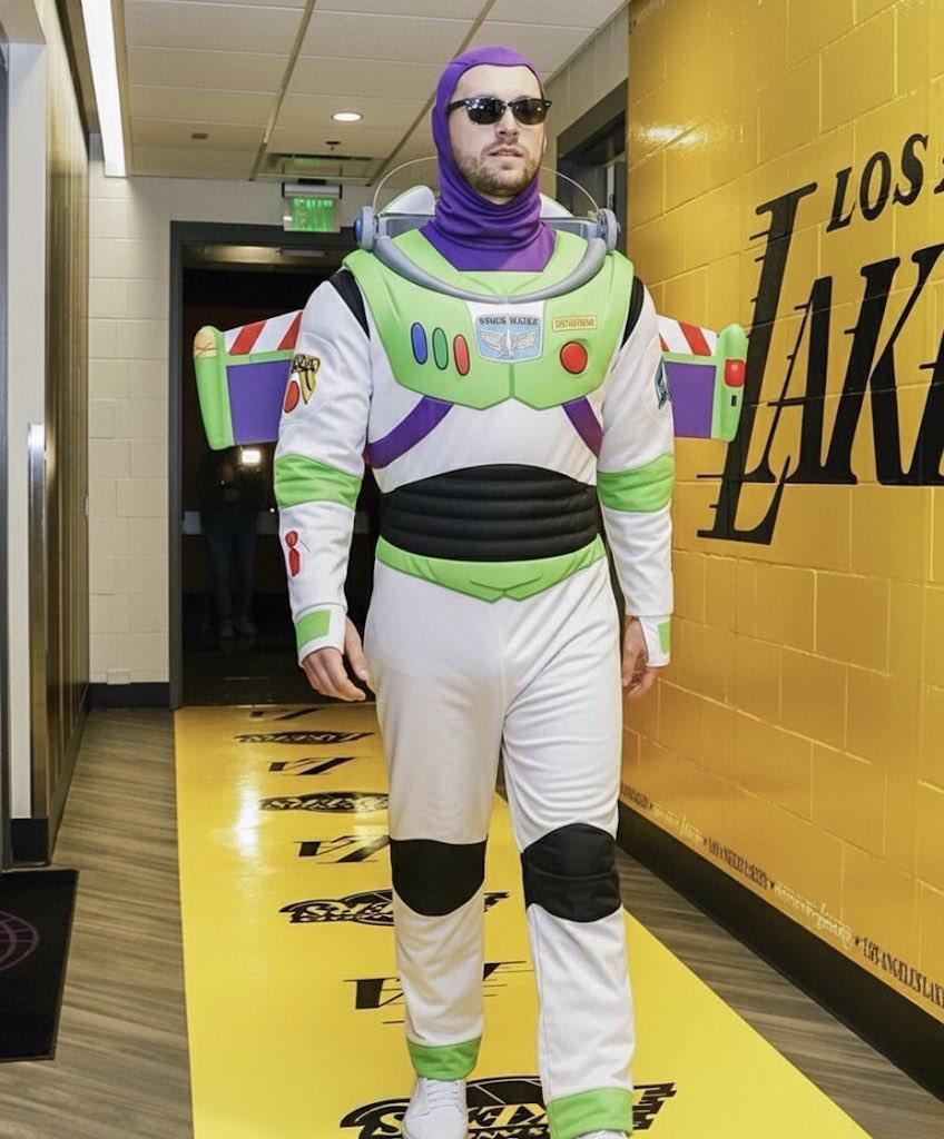 东契奇万圣节NBA杯复出，巴斯光年装扮抢镜入场