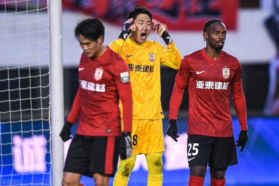 0-4惨败！长春亚泰7轮不胜濒临降级，20岁新星两轮送3球成罪人