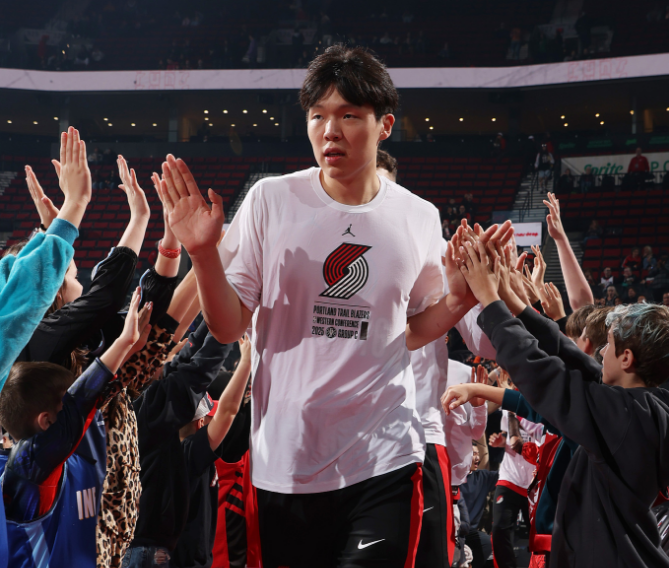 杨瀚森多惨：首遭弃用+无缘首战约基奇 多短板变第4中锋将下放