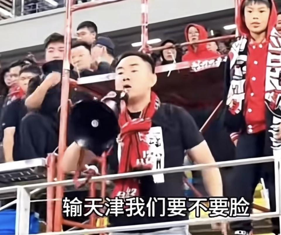 成都蓉城主场失利引球迷愤怒，韦世豪理智道歉显成熟