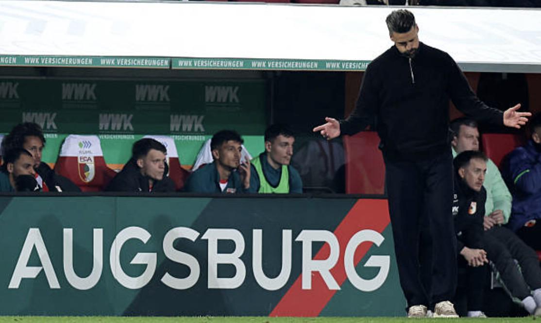 奥格斯堡球迷横幅质疑瓦格纳，主帅回应成绩不佳引不满正常