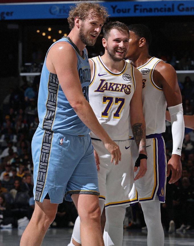 东契奇44分狂轰12板6助，湖人15分逆转灰熊，里夫斯艾顿表现引热议