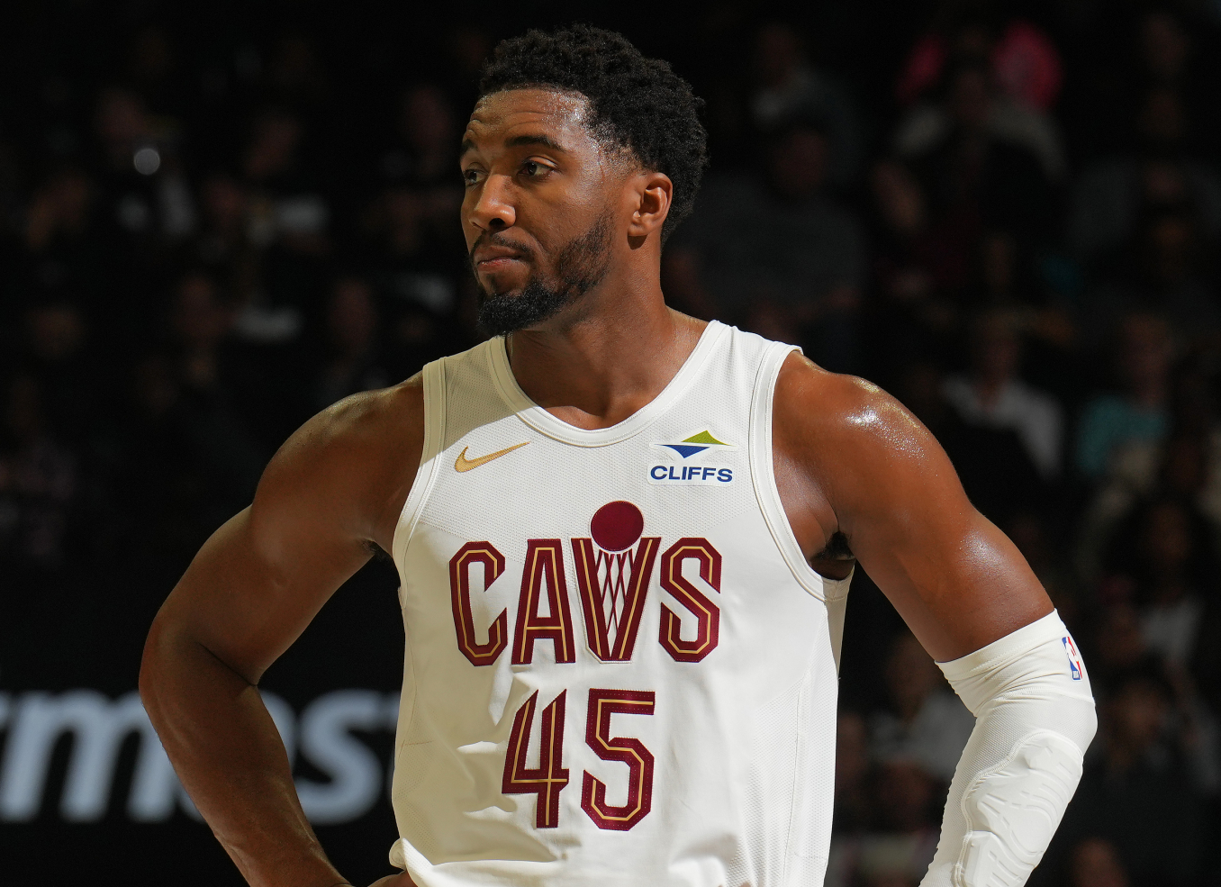 骑士迎战猛龙：米切尔、阿伦双双缺阵，首发阵容伤病满营