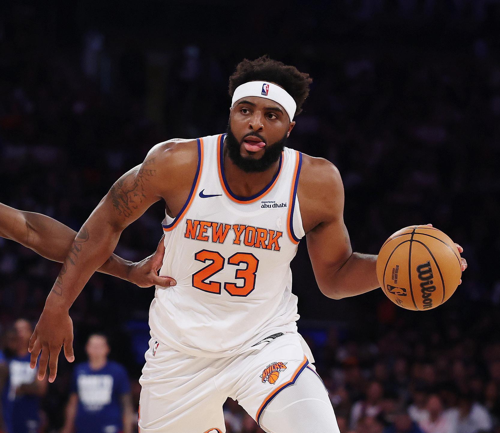 尼克斯中锋米切尔·罗宾逊今日首发出战，赛季首秀引关注