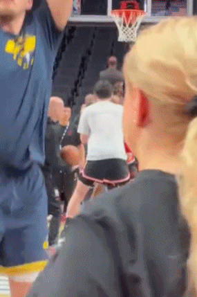 今天能对位吗？杨瀚森和约基奇赛前同框热身训练