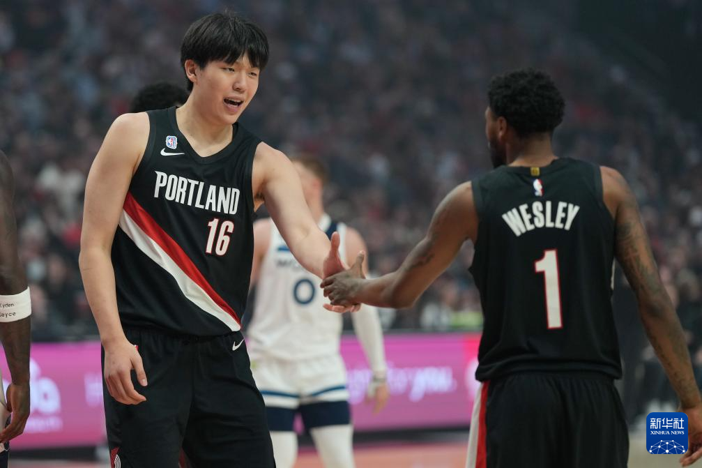 NBA首战枯坐板凳，杨瀚森面临残酷现实与成长挑战