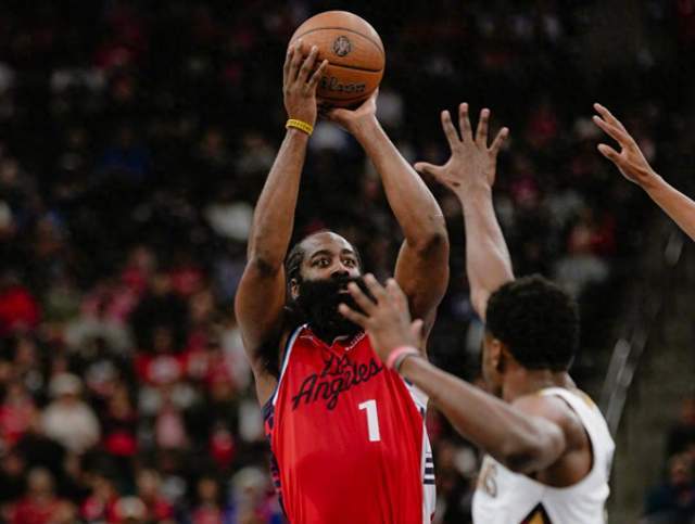 伦纳德34+5+6绝杀鹈鹕！赛后公开道歉，快船险胜背后隐患仍存