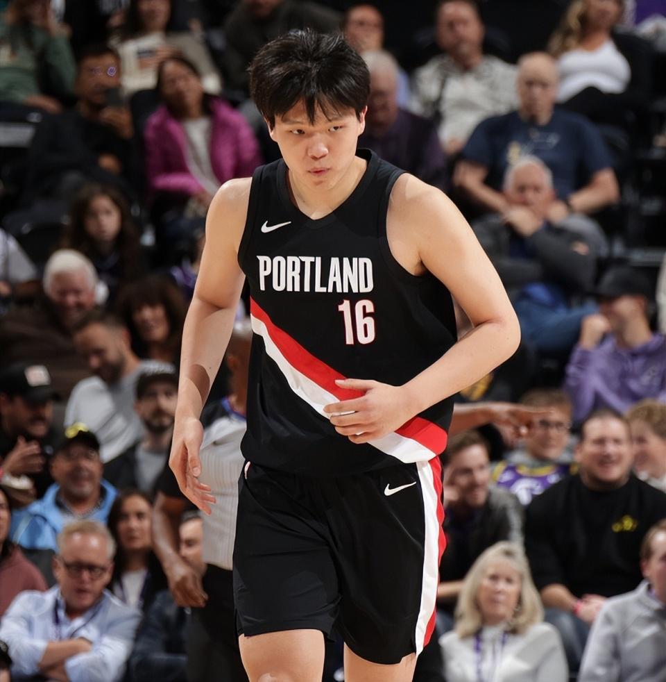 杨瀚森场下观战，约基奇21+14+9献全能表现，两大启示值得学习