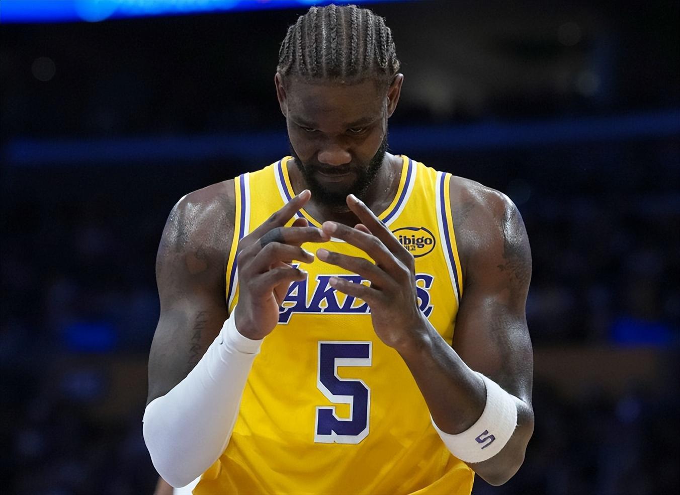 卢卡狂砍44分12板6助！湖人逆转灰熊，里夫斯甘当绿叶，艾顿伤情更新