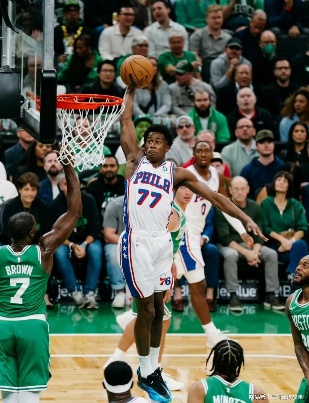 76人险遭24分大逆转！恩比德错失绝杀，布朗31分率绿军破不败金身