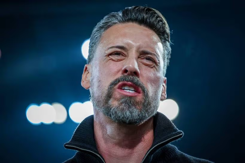 奥格斯堡主帅输球后遭球迷横幅批评：未察觉矛头指向自己