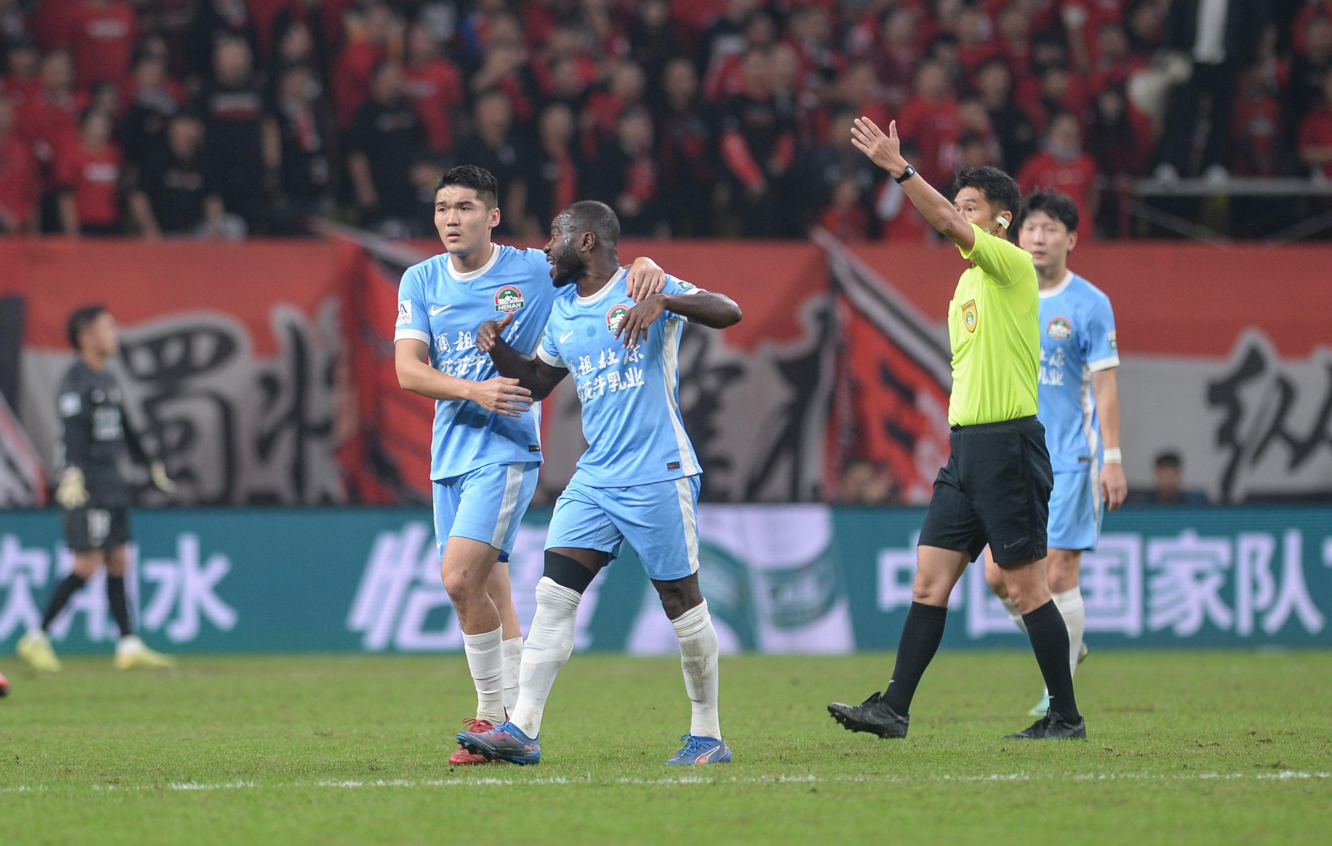 王上源力挺阿奇姆彭：赛场竞争，尊重无界