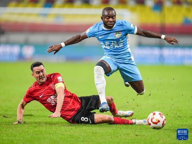 周定洋与阿奇姆彭拼抢