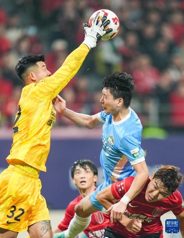 刘殿座扑救瞬间