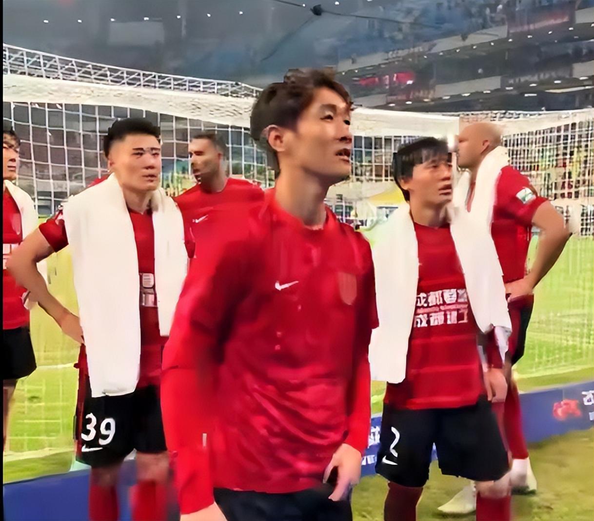 中超赛场风波：蓉城球迷怒斥球员，韦世豪含泪致歉
