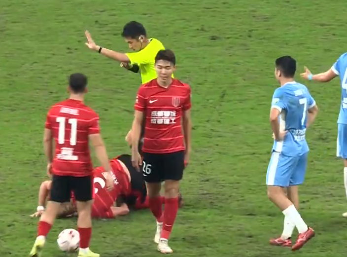 成都蓉城失冠原因剖析：俱乐部管理业余，球迷行为引争议