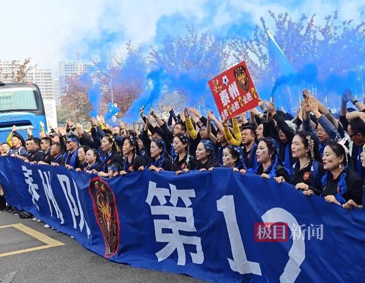 苏超决赛：女球迷自制文化帽引关注，紫禁之巅对决一触即发