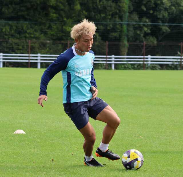 磐田喜悦中场角昂志郎染金发亮相，赛场表现引关注