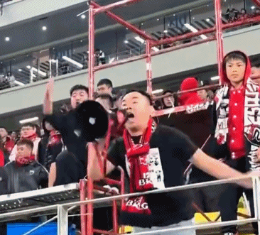 韦世豪罕见主动认错！中超赛后与球迷互动展现成熟一面