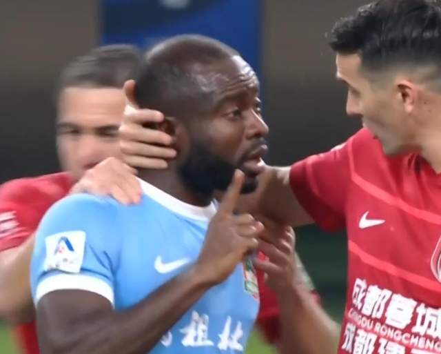 闹大了！阿奇姆彭在中超遭种族歧视：球迷已向国际足联举报！