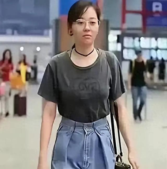 张靓颖素颜现身机场引热议，网友：素颜与舞台反差大